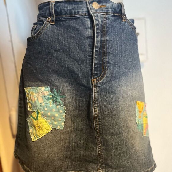 Lilly Pulitzer Denim Skirt Embroidered Patches logo jean dress bottoms cute rare - Picture 4 of 8
